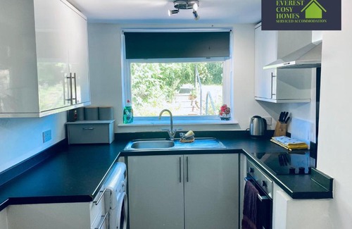 Newark upon Trent Apartment | 3 Bedroom Beautiful House by Everest Cosy Homes Nottingham with Parking & Wifi