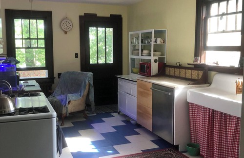 Downtown Eastside House | 3-bedroom bungalow very near downtown and walking distance to VT
