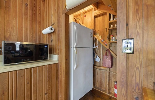 Cedar Key House | 3 bedroom cabin on the Gulf that accommodates 8 guests & one pet. 3 Kayaks too.