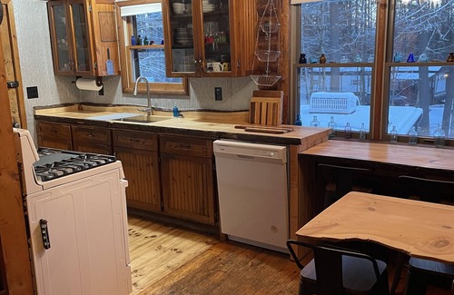 Woodgate Cabin | 3-bedroom cabin, peaceful getaway, Woodgate with WiFi, Start your getaway