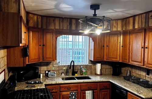 Garfield Heights House | 3-bedroom Château in welcoming Garfield Heights with WiFi, AC. 5 night min