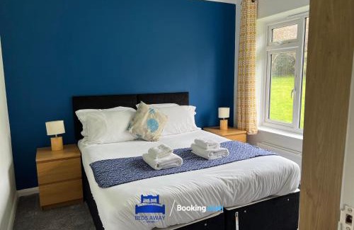 Chalgrove Apartment | 3 Bedroom Cosy Bungalow By Beds Away Short Lets & Serviced Accommodation Chalgrove With Outdoor Dining Area