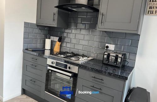 Chalgrove Apartment | 3 Bedroom Cosy Bungalow By Beds Away Short Lets & Serviced Accommodation Chalgrove With Outdoor Dining Area