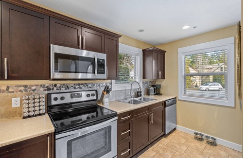Regional District of Nanaimo Villa | 3 bedroom cottage close to Rathtrevor Beach, Mini Golf and pool on site.