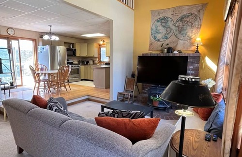 Woodstock House | 3 Bedroom cottage in Lake Bunggee Neighborhood