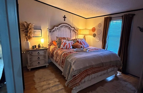 Bethany Other | 3-bedroom country home remodeled in charming Keithville Ranch with AC, wi-fi.