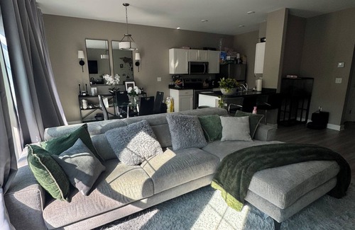 Rochester House | 3-bedroom Cozy Suburban Escape in terrific Gates with AC, fitness room, WiFi