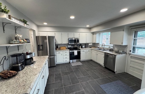 Millard House | 3 Bedroom - Gym - Office - Patio/Grill - Parking - Privacy