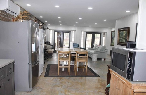 DeRidder Cabin | 3-bedroom Hickory Hill Lodge on a Lake, Sleeps 10, Extra Living Space 2 Kitchens