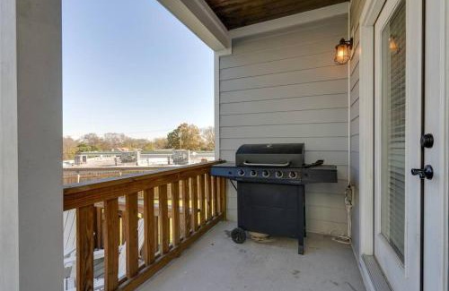 Radnor House | 3 Bedroom Home- HUGE yard for pets 4 miles to Broadway