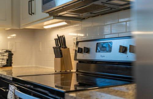 Radnor House | 3 Bedroom Home- HUGE yard for pets 4 miles to Broadway