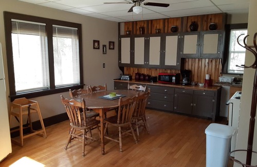 Gladstone House | 3-bedroom home on the river 10 min. from town also have identical1817617 ID #