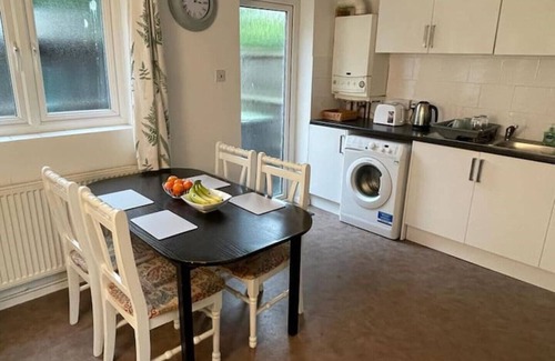Canterbury House | 3-bedroom home with free parking
