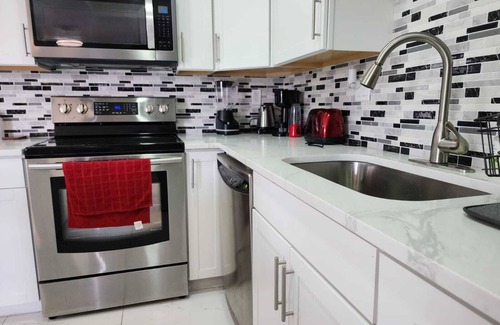 North Lauderdale House | 3 Bedroom House with King Bed