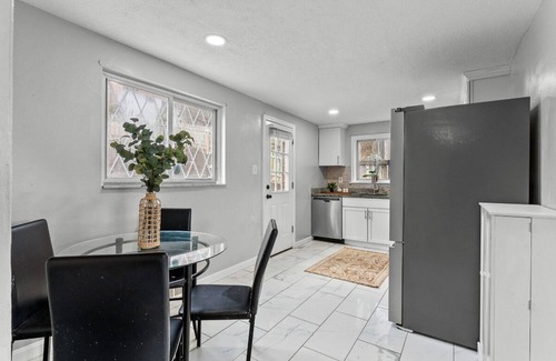 Brentwood House | 3-bedroom house and game room in Pittsburgh with WiFi, AC