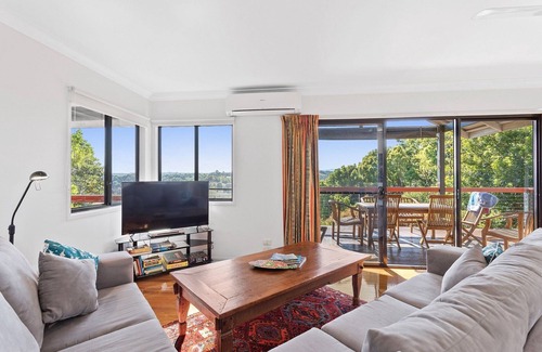 Clunes Villa | 3 bedroom House. Dog friendly. Modern Kitchen. BBQ. Sleeps 6 guests.