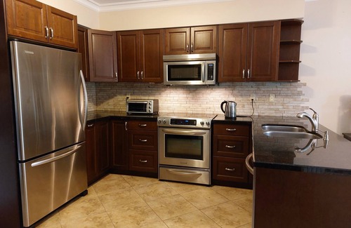 Richmond Hill House | 3 bedroom house furnished, Richmond Hill, Bathurst/Elgin Mills