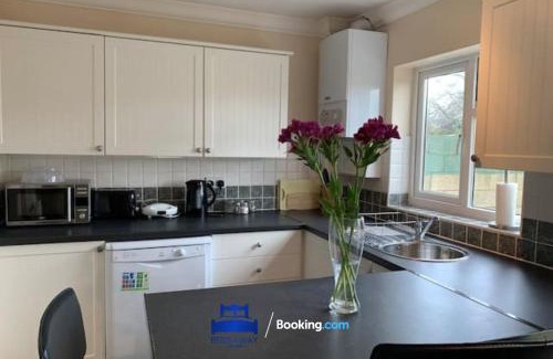 Oxford House | 3 Bedroom House For Contractors By Beds Away Short Lets & Serviced Accommodation Oxford With Free Parking for 2 Cars