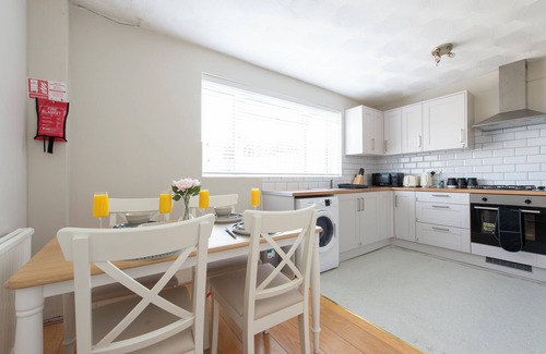 Abbey Wood House | 3 bedroom House, Greenwich, Family and Contractor Friendly! Sleeps 11!