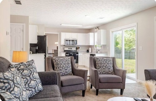 Lawrenceville House | 3-bedroom house in charming Lawrenceville with Game Room, Arcade, WiFi, AC.