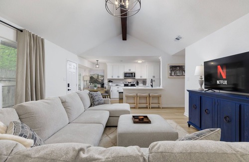 Mesa Ridge House | 3-bedroom house in cool Round Rock with WiFi, AC. Beautifully decorated!