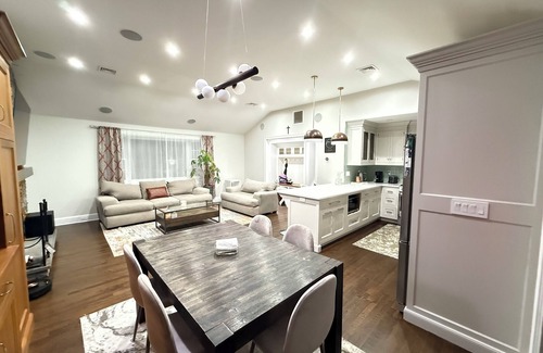 Norwalk House | 3-bedroom house in pleasant Norwalk with Pool, outdoor BBQ, and so much more