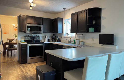 Grove City House | 3-bedroom house in superb Grove City with WiFi, AC