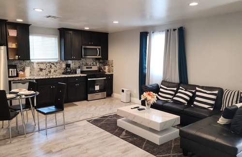 Los Angeles House | 3-bedroom house in brilliant Los Angeles close to LAX, SOFI. Hollywood,WiFi, AC