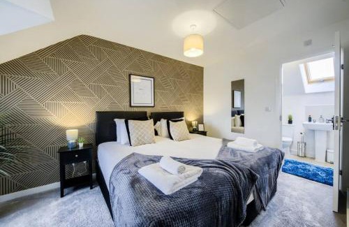 Cranfield House | 3 Bedroom House near Milton Keynes Bowl, Sleeps 6, with Free Wi-Fi, Full Kitchen, Garden and Free Parking - 1BYC