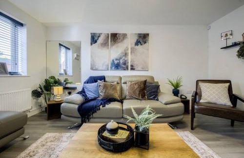 Cranfield House | 3 Bedroom House near Milton Keynes Bowl, Sleeps 6, with Free Wi-Fi, Full Kitchen, Garden and Free Parking - 1BYC
