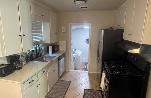 Norman House | 3-bedroom house Norman a mile from campus with firepit,pool table,pingpong table