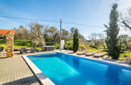 Ferreira do Zezere House | 3-bedroom peaceful house with private swimming pool and whirlpool. AC & WiFi.