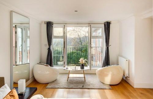 Syon Apartment | 3-Bedroom Penthouse, Brentford, Free Parking