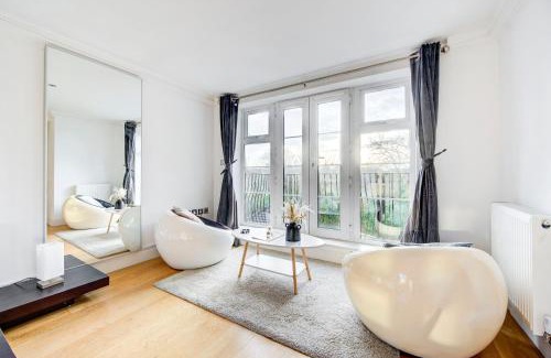 Syon Apartment | 3-Bedroom Penthouse, Brentford, Free Parking