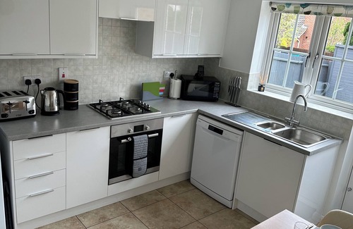 Higham Ferrers House | 3 Bedroom, Sleeps 5/6, drive and car charger, near Rushden Lakes.