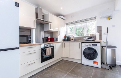 Bramcote House | 3 Bedroom Terraced House in Beeston Ideal for Corporate Stays