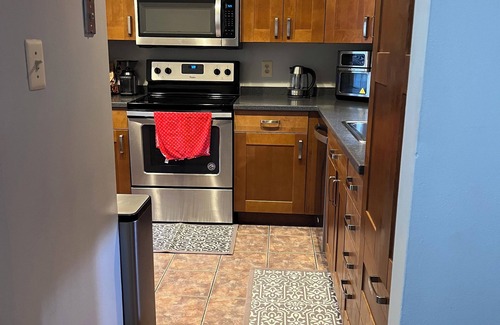 Newington House | 3-bedroom townhome in fantastic Springfield with Wi-Fi & fully equipped kitchen.