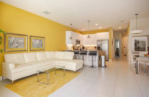 Four Corners House | 3-bedroom townhome with Private Pool & King Bed! Close to Disney!