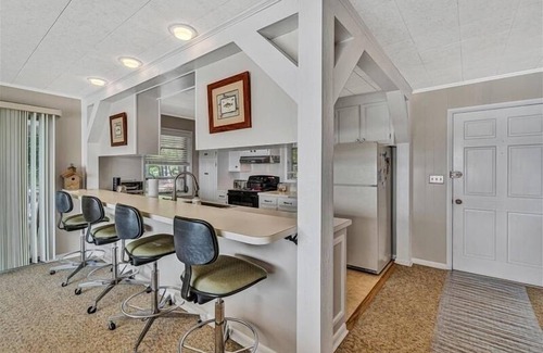 Huddleston House | 3 Bedrooms, 2 Flex Rooms, 3 Bathrooms! Lake Therapy offers a great, waterfront house on an AMAZING
