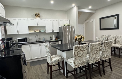 Barrie Cottage | 3 Bedrooms Cottage W LAKE VIEWS, beside waterfront trail and steps from beach