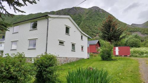 Torsken Apartment | 3 bedrooms holiday apartment near the sea Medby Senja