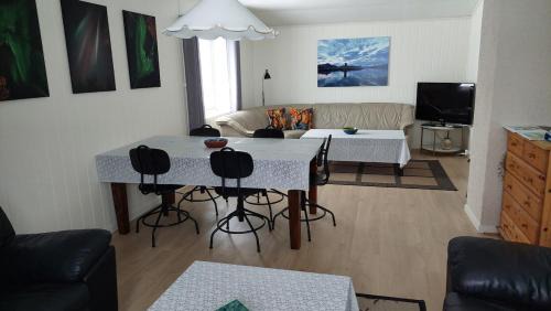 Torsken Apartment | 3 bedrooms holiday apartment near the sea Medby Senja