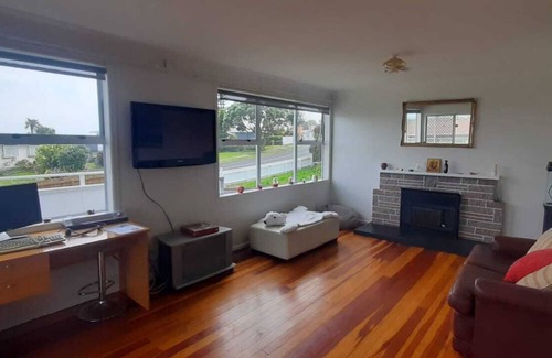Pakuranga House | 3 Bedrooms house + Professional Gym access - close to Shopping Centre and Bus