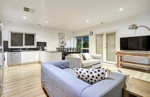 Templestowe Lower House | 3 Bedrooms House walking to Shopping Town