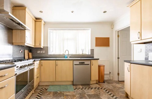 Coombe Hill House | 3 Beds, 2 Bath Family Home In London