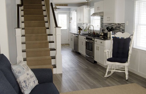 Gold Coast House | 3 Blocks to the Gold Coast Beach - Single Family Home 5 bedrooms!