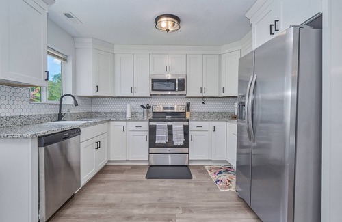 Portsmouth House | 3 BR 2 BA Bungalow in a quiet area near DT/Hwy264