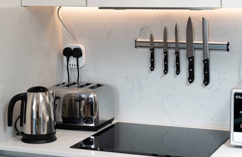 South Richmond House | 3-BR Sleeps 6 - Central Richmond - Private Terrace