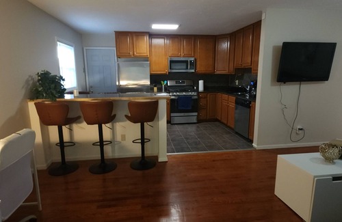 Lawrence House | 3 BR Urban Retreat: 5 beds -King, Queen, 2 Twins & sofa bed 3mi to KU & Downtown
