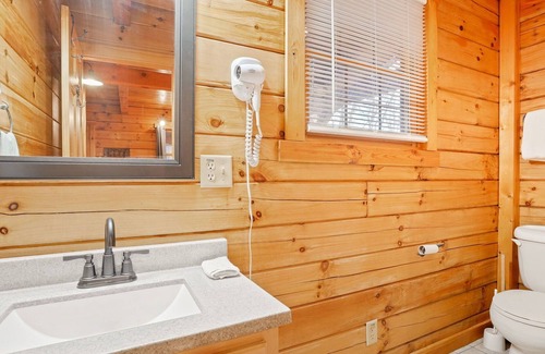 New Plymouth Cabin | 3 Cabin Community with Hot Tub and Fire Pit